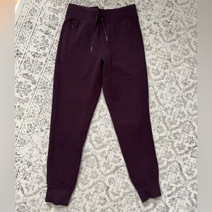 Lululemon Purple Jogging pants, size 6, never worn!